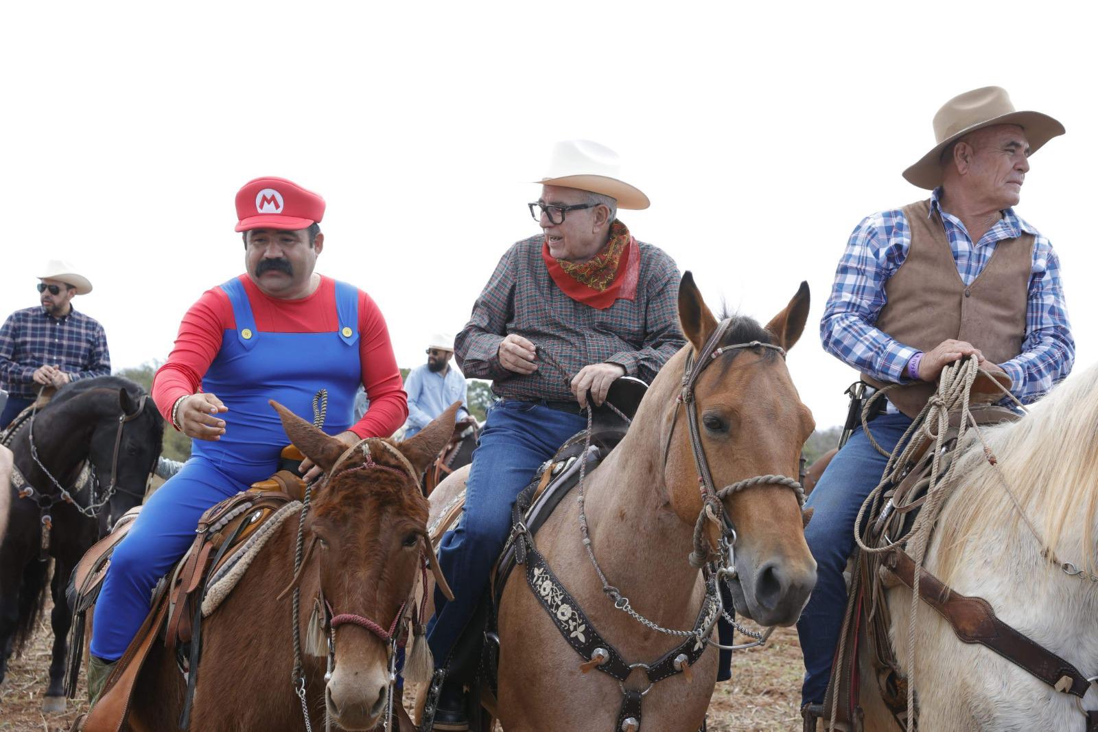 $!Rocha Moya y Estrella Palacios participan en la tradicional cabalgata de los Escobar en Mazatlán