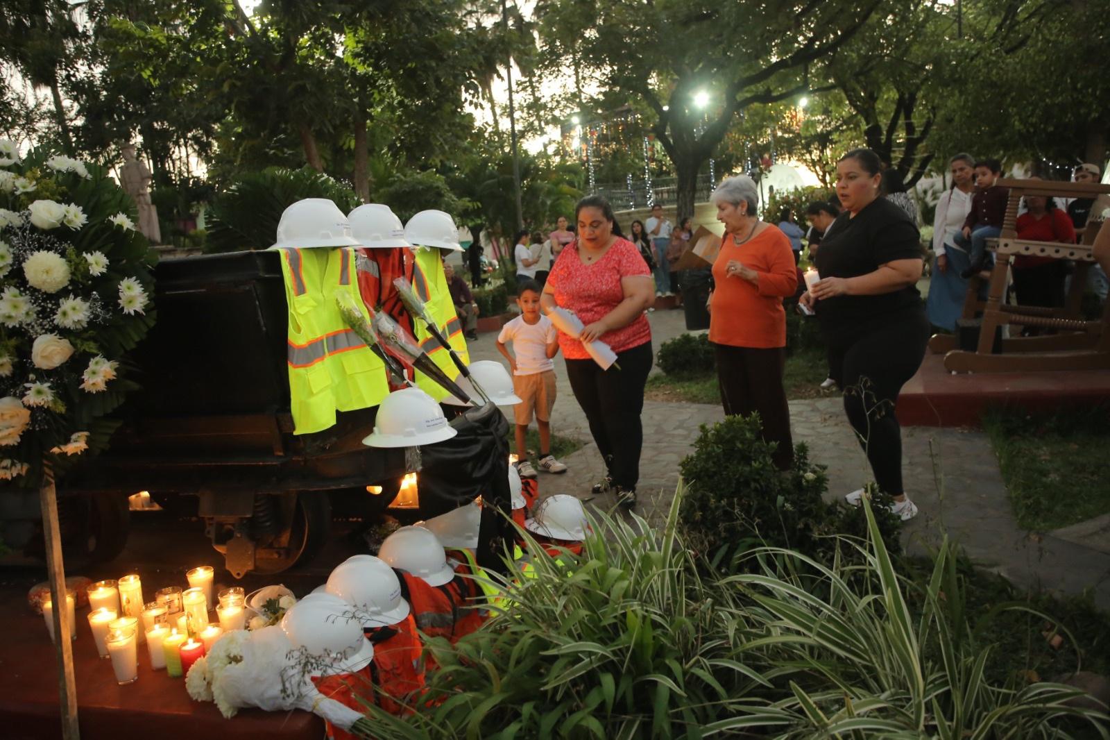 $!Con altar y velas, rinden homenaje a mineros asesinados en Concordia