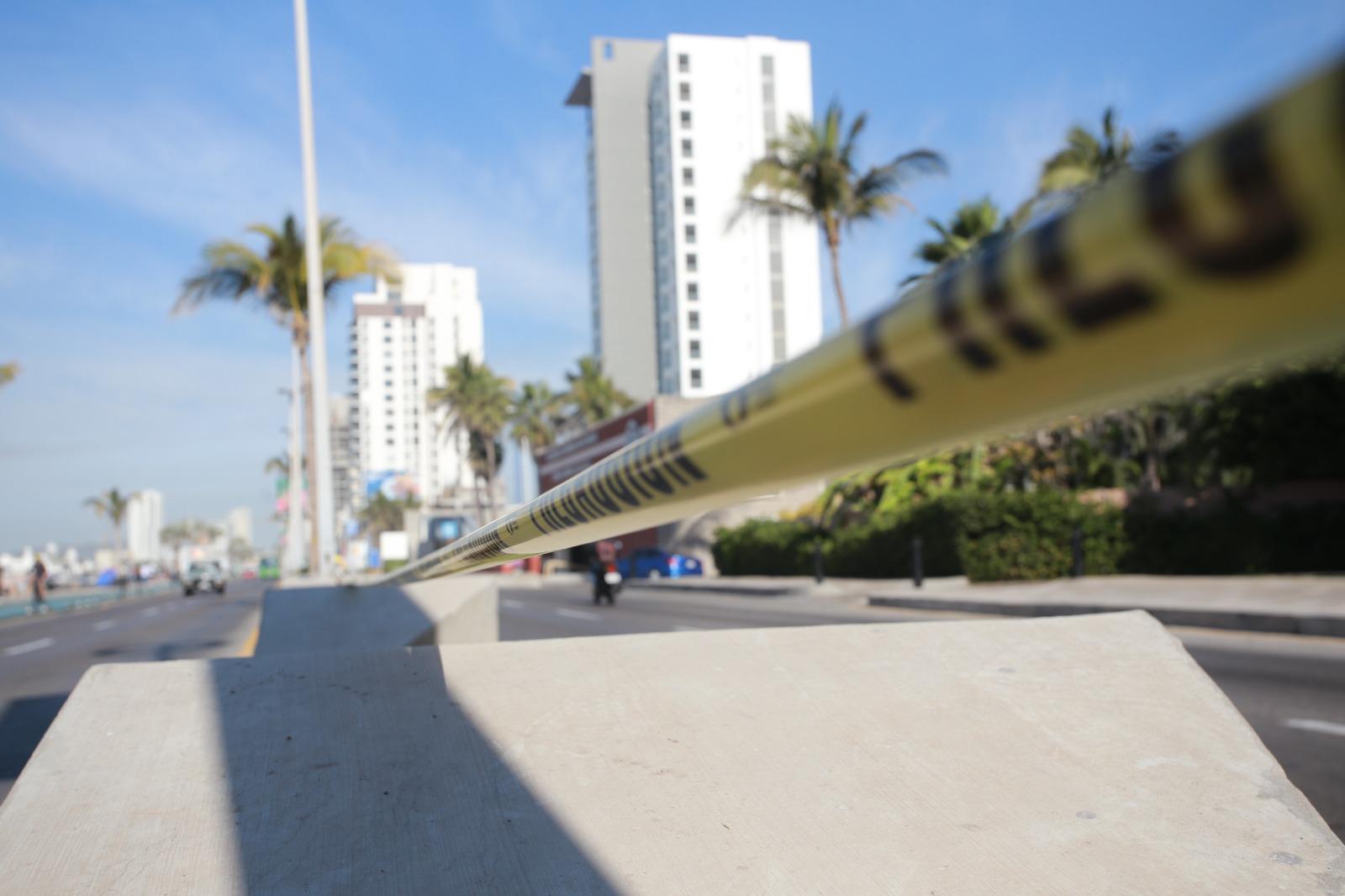 $!Llegan más al malecón a apartar lugar para desfile del Carnaval