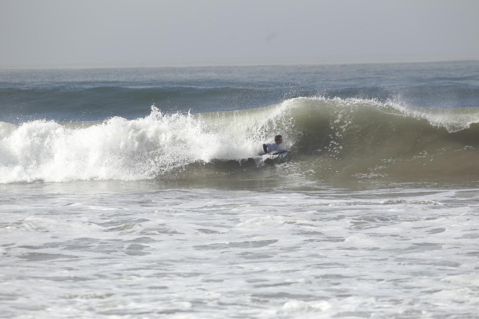 $!Amantes de las olas toman parte de Torneo de Surf, en Mazatlán