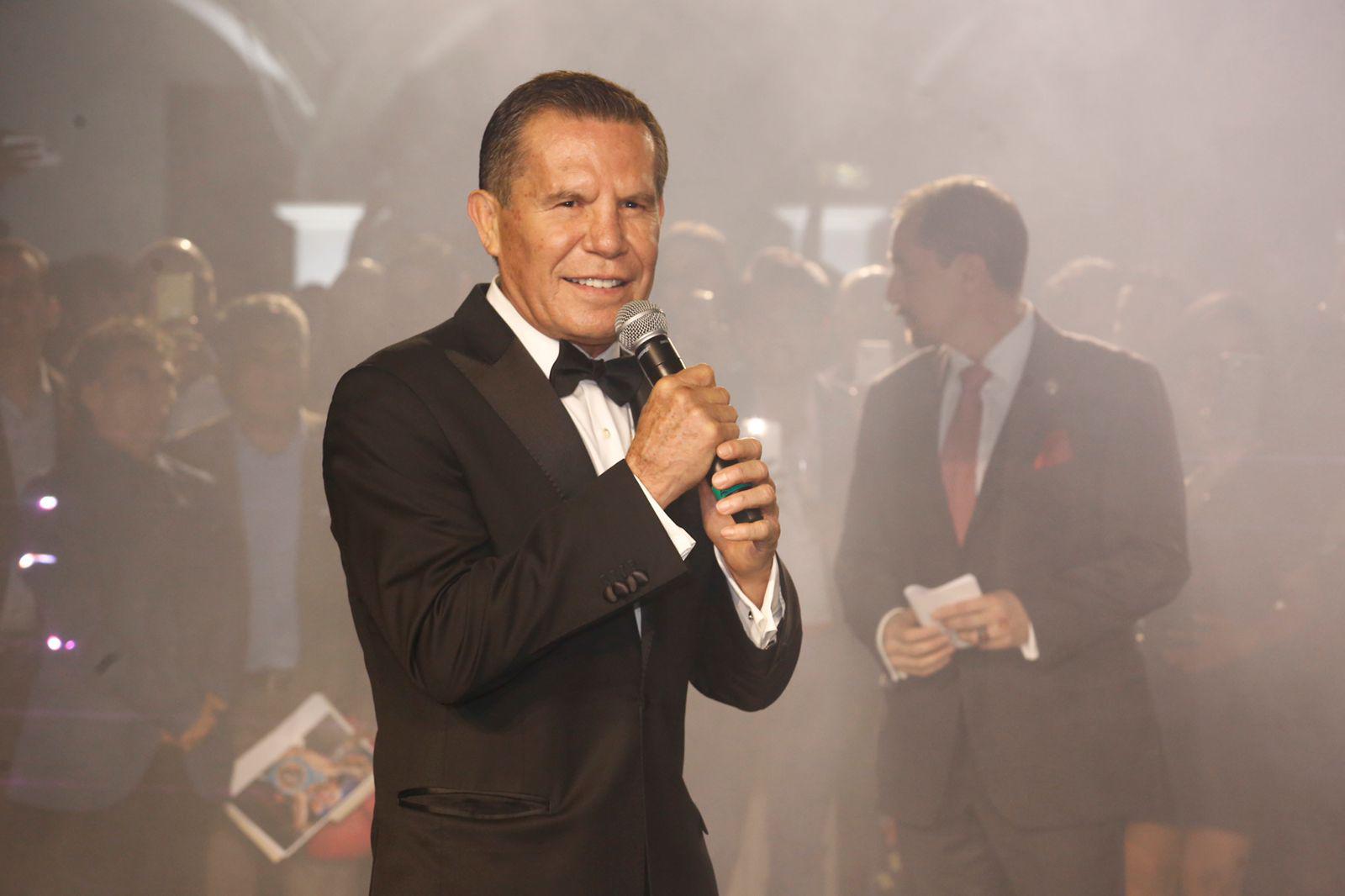 $!Rodeado de famosos, festeja Julio César Chávez su cumpleaños 60