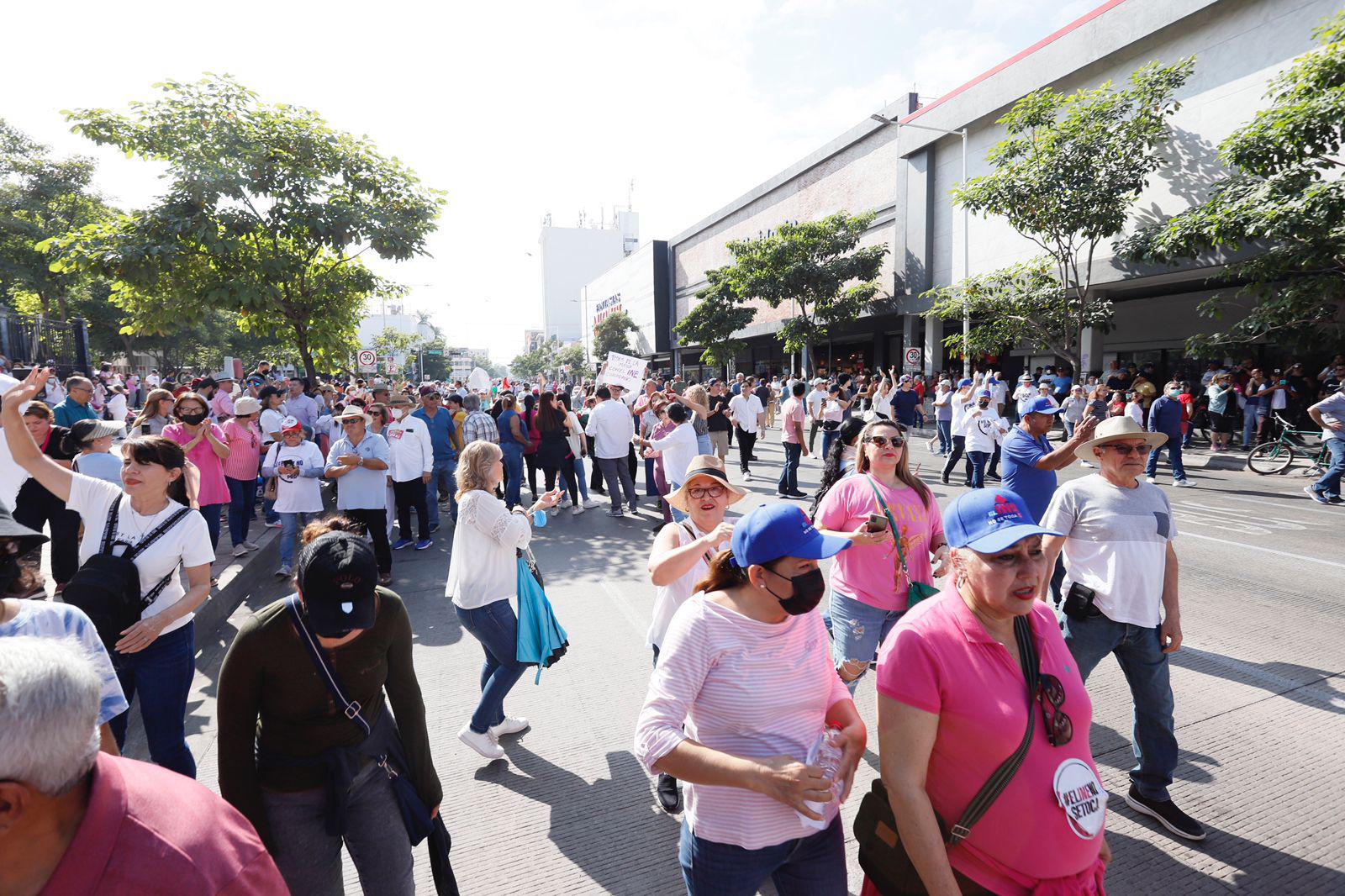 $!‘El INE no se toca’, gritaron culiacanenses en marcha de defensa del instituto
