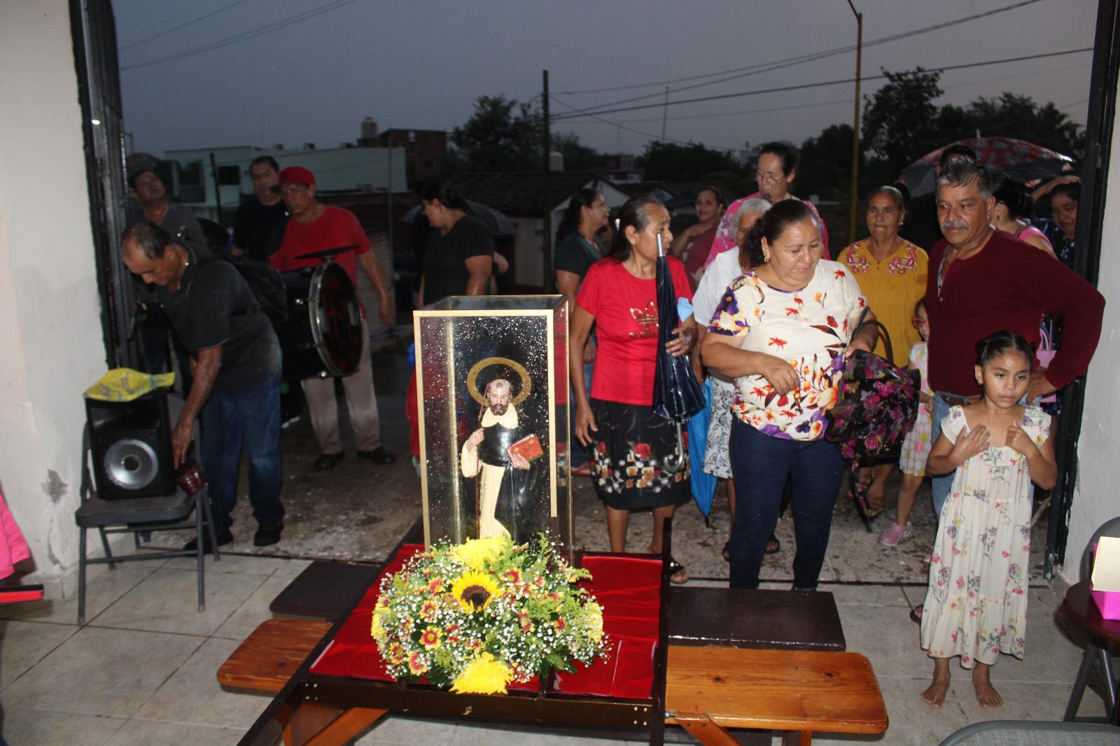 $!Lluvias no apagan el fervor por Santo Domingo de Guzmán en El Rosario