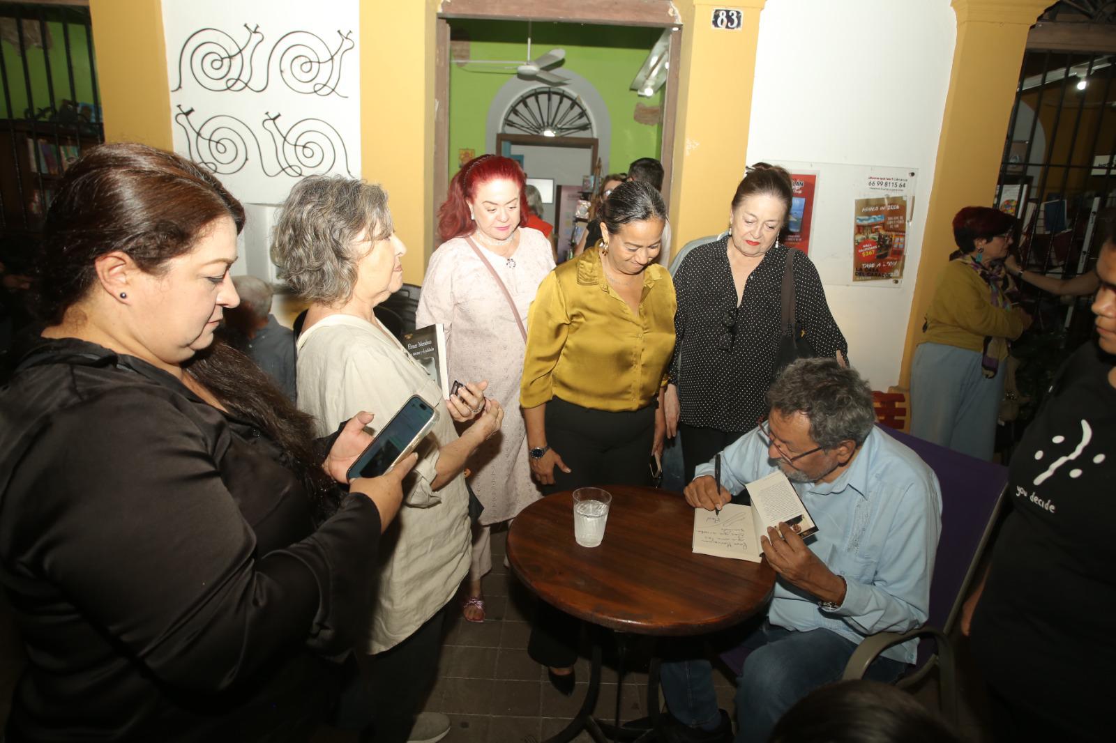 $!Al final del evento, Élmer Mendoza firma libros y convive con sus lectores.