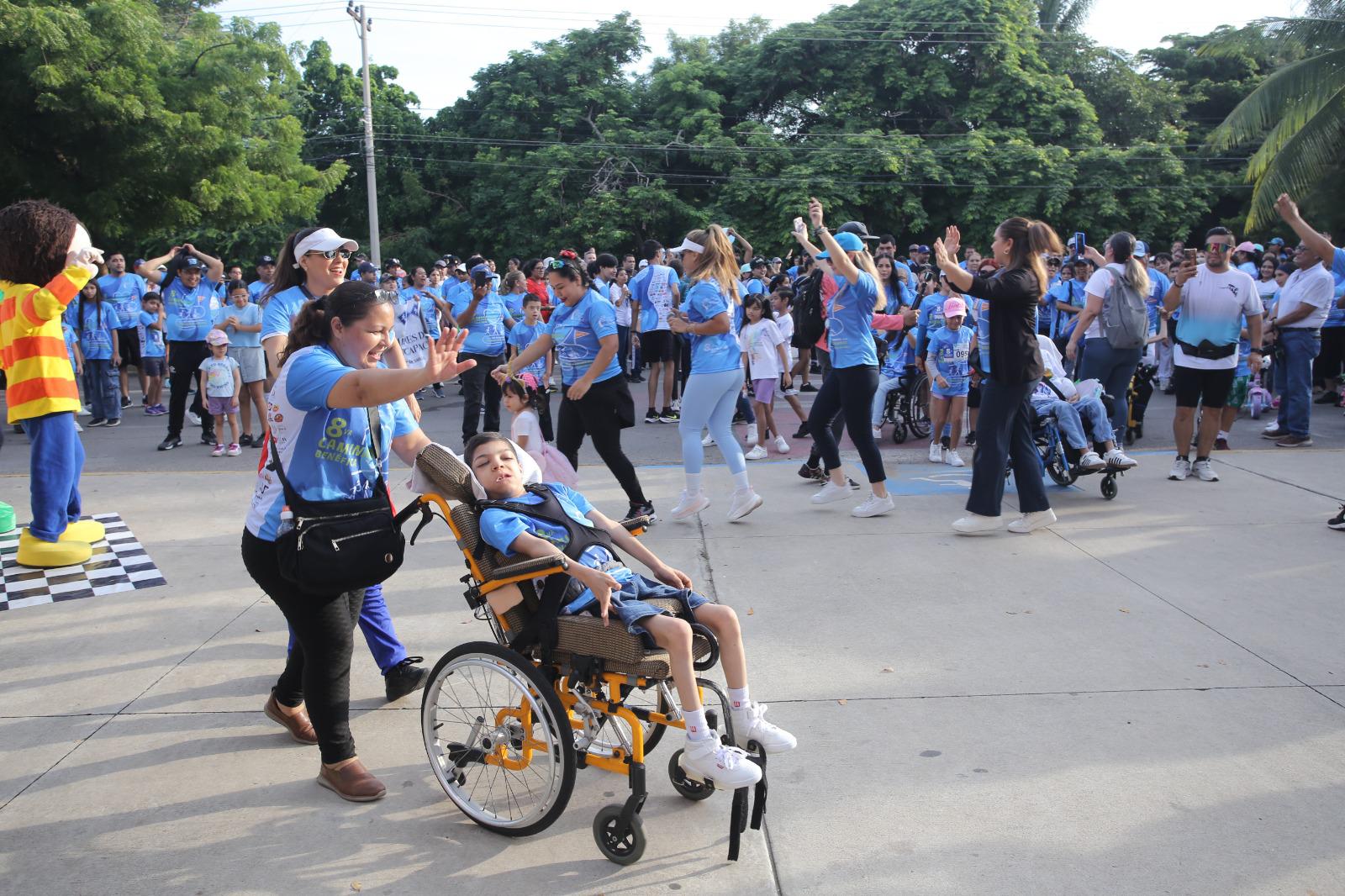 $!El evento reunió a familias, voluntarios, personal médico, terapeutas y miembros de la comunidad mazatleca en la emblemática Avenida Leonismo Internacional.