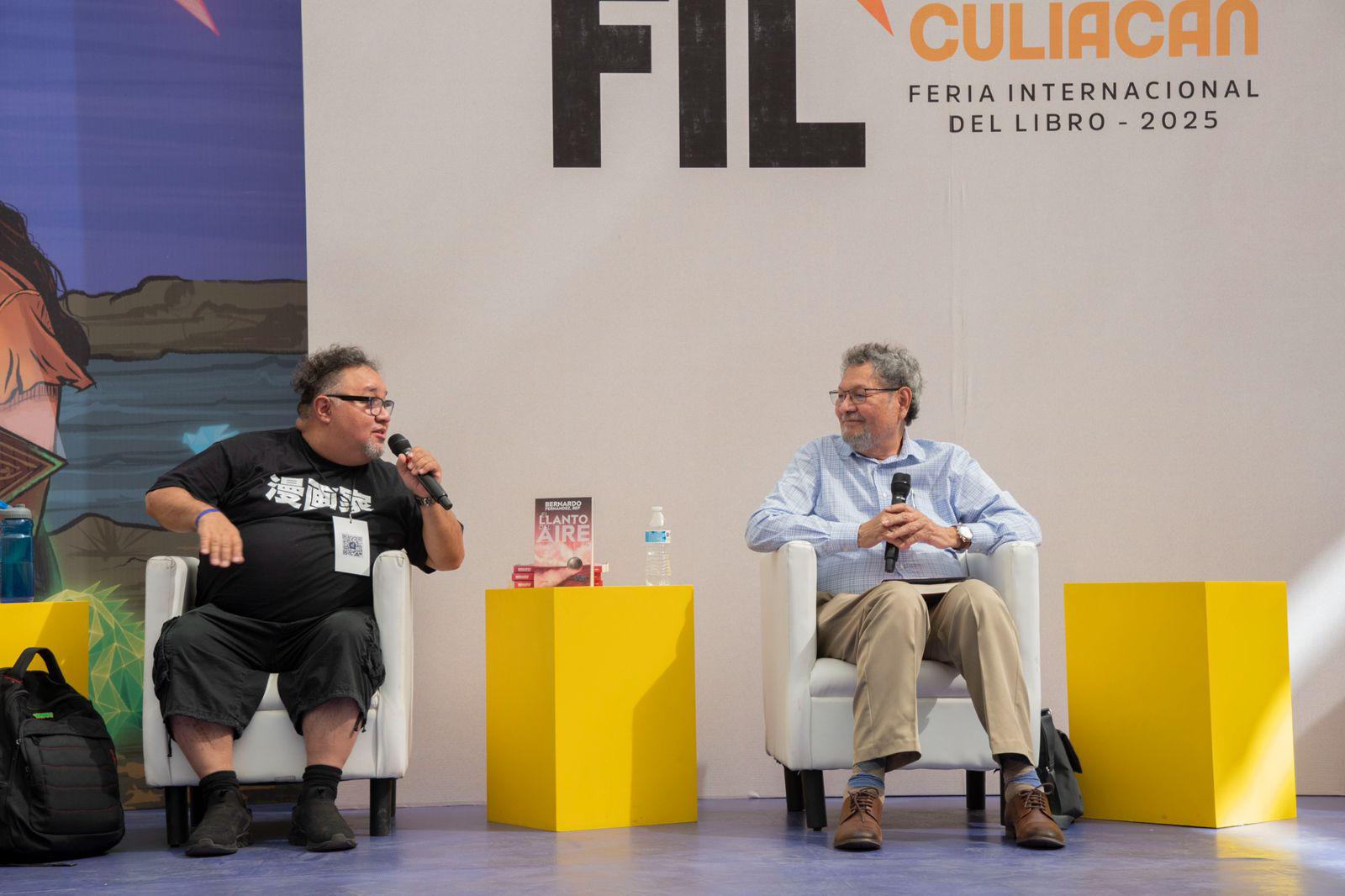 $!Bernardo Fernández BEF estuvo acompañado del escritor Élmer Mendoza.