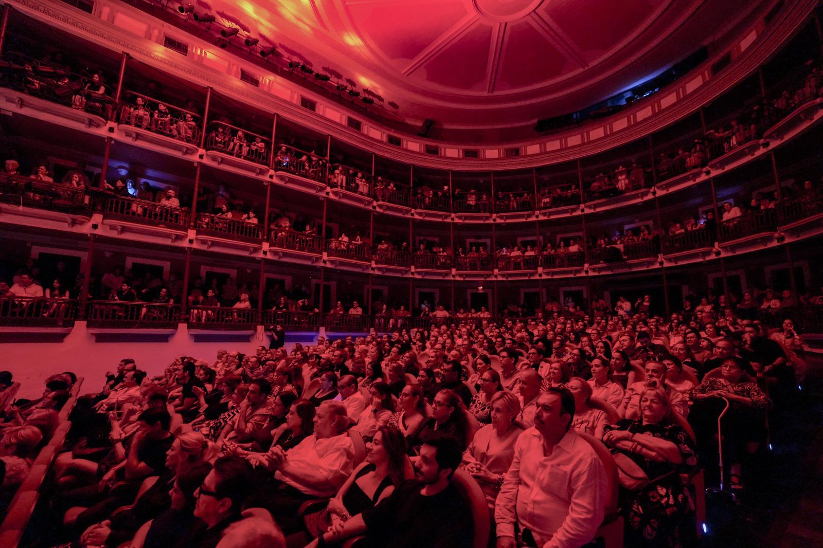 $!El máximo recinto porteño lució lleno.