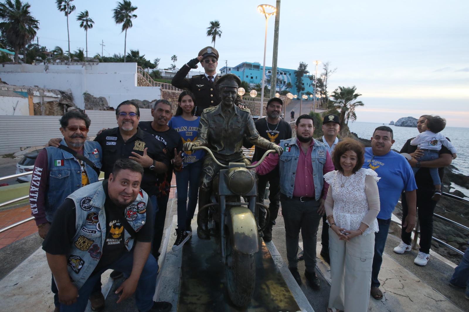 $!Un grupo de motociclistas montaron guardia en la imagen de Pedro Infante ubicada en Olas Altas.