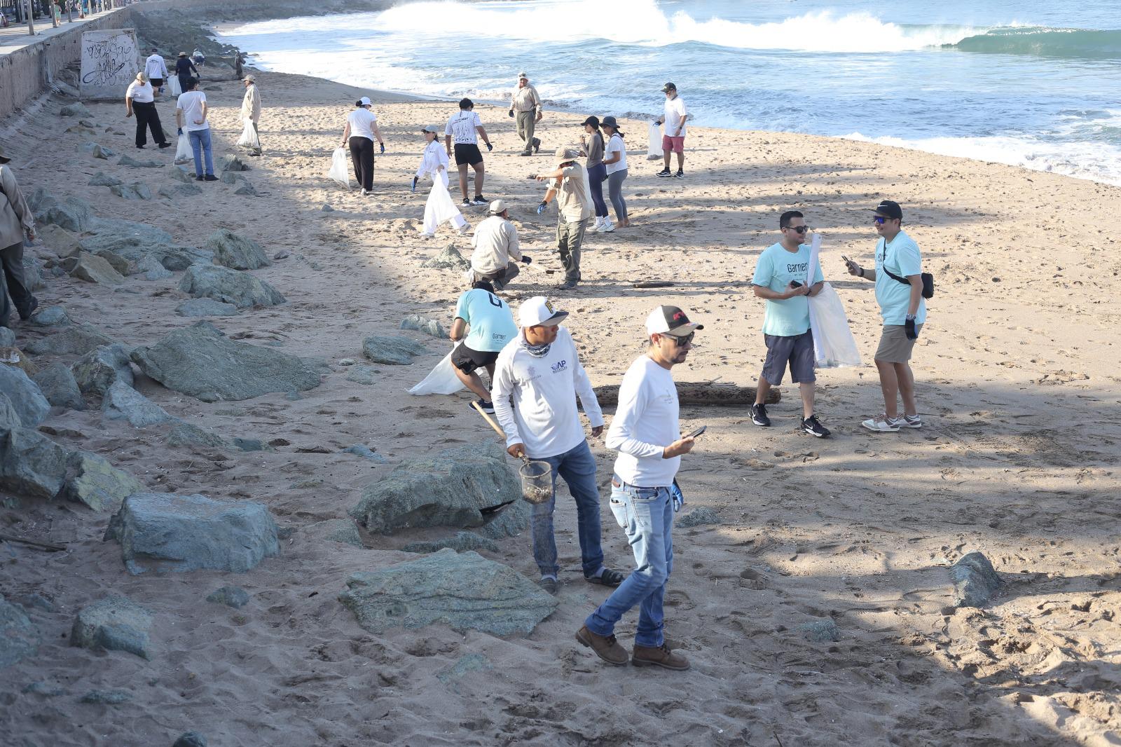 $!Retiran 160 costales de basura durante jornada de limpieza en Mazatlán