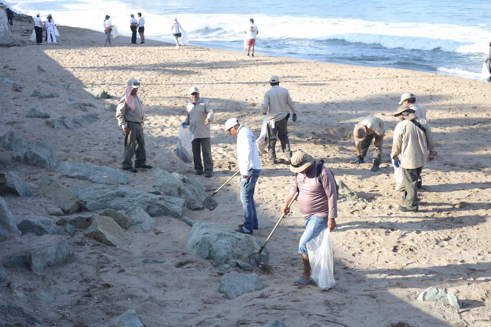 $!Retiran 160 costales de basura durante jornada de limpieza en Mazatlán
