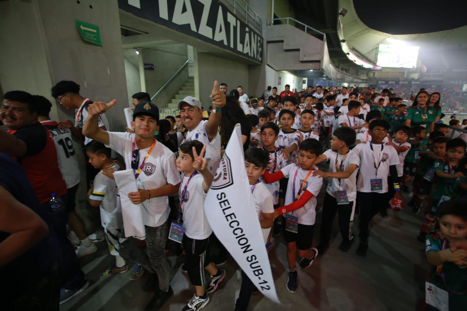 $!Dan banderazo de arranque de la Copa Mazatlán de Futbol 11 y 9