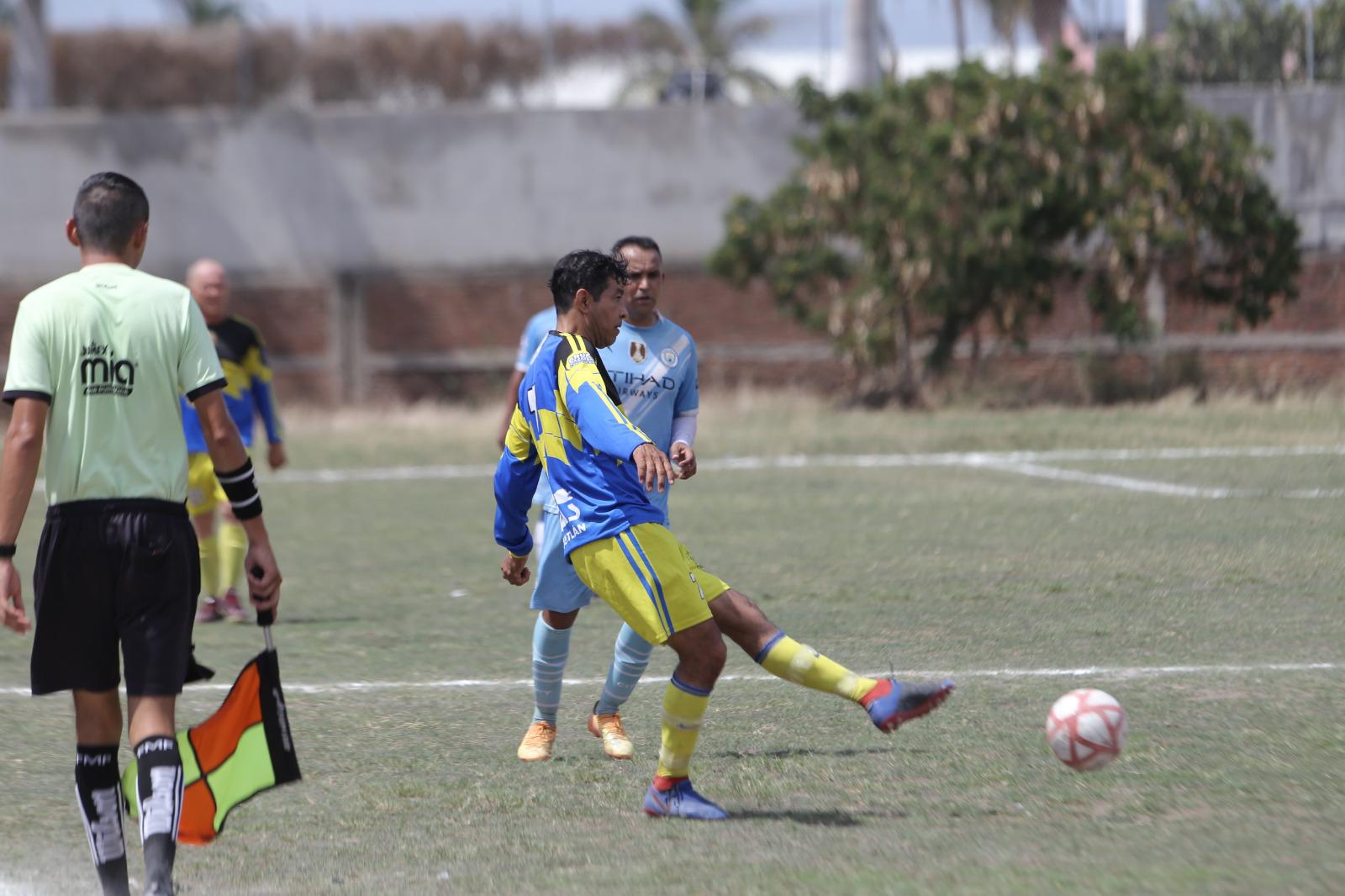 $!Liga CROM-Frutería Bernal rompe hegemonía de Servigrúas en Futbol Veteranos Diamante