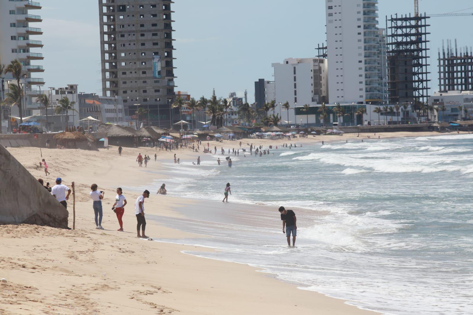 $!Después de la tormenta, bañistas regresan a las playas de Mazatlán