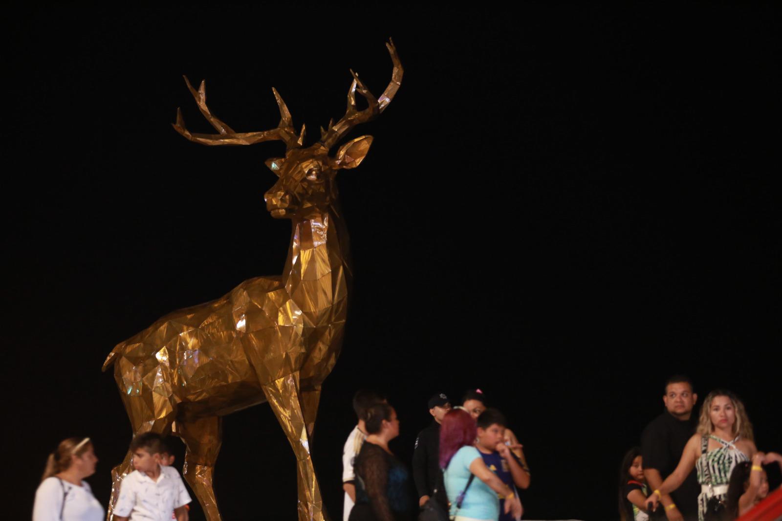 $!Luce el malecón de Mazatlán con una escultura gigante de un venado