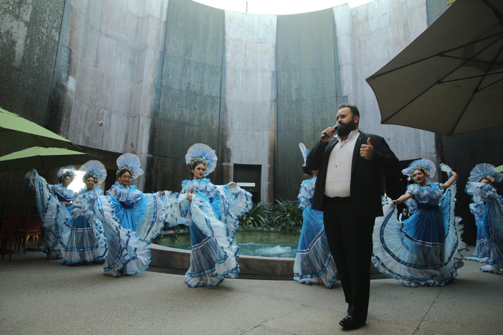 $!El tenor Jorge Echeagaray amenizó la recepción con su interpretación musical.