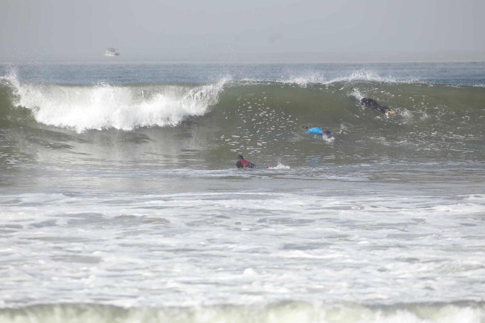 $!Amantes de las olas toman parte de Torneo de Surf, en Mazatlán