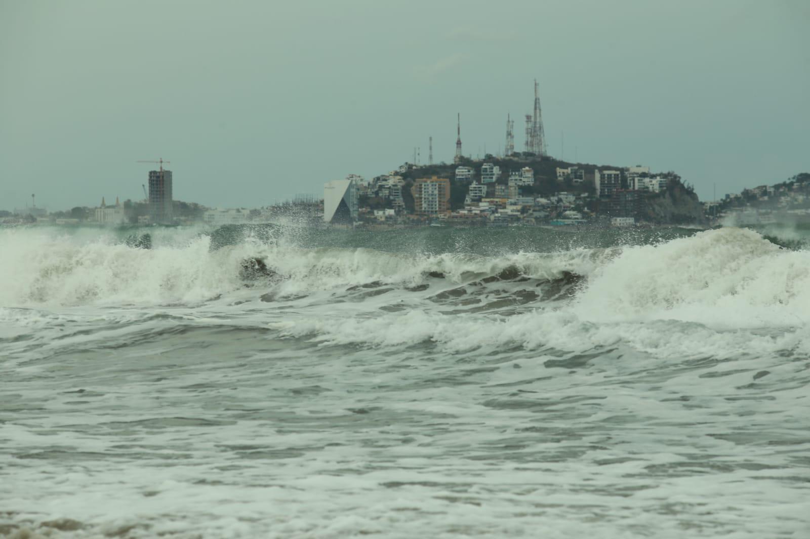 $!Cierran playas y puerto en Mazatlán pero bañistas siguen en el mar