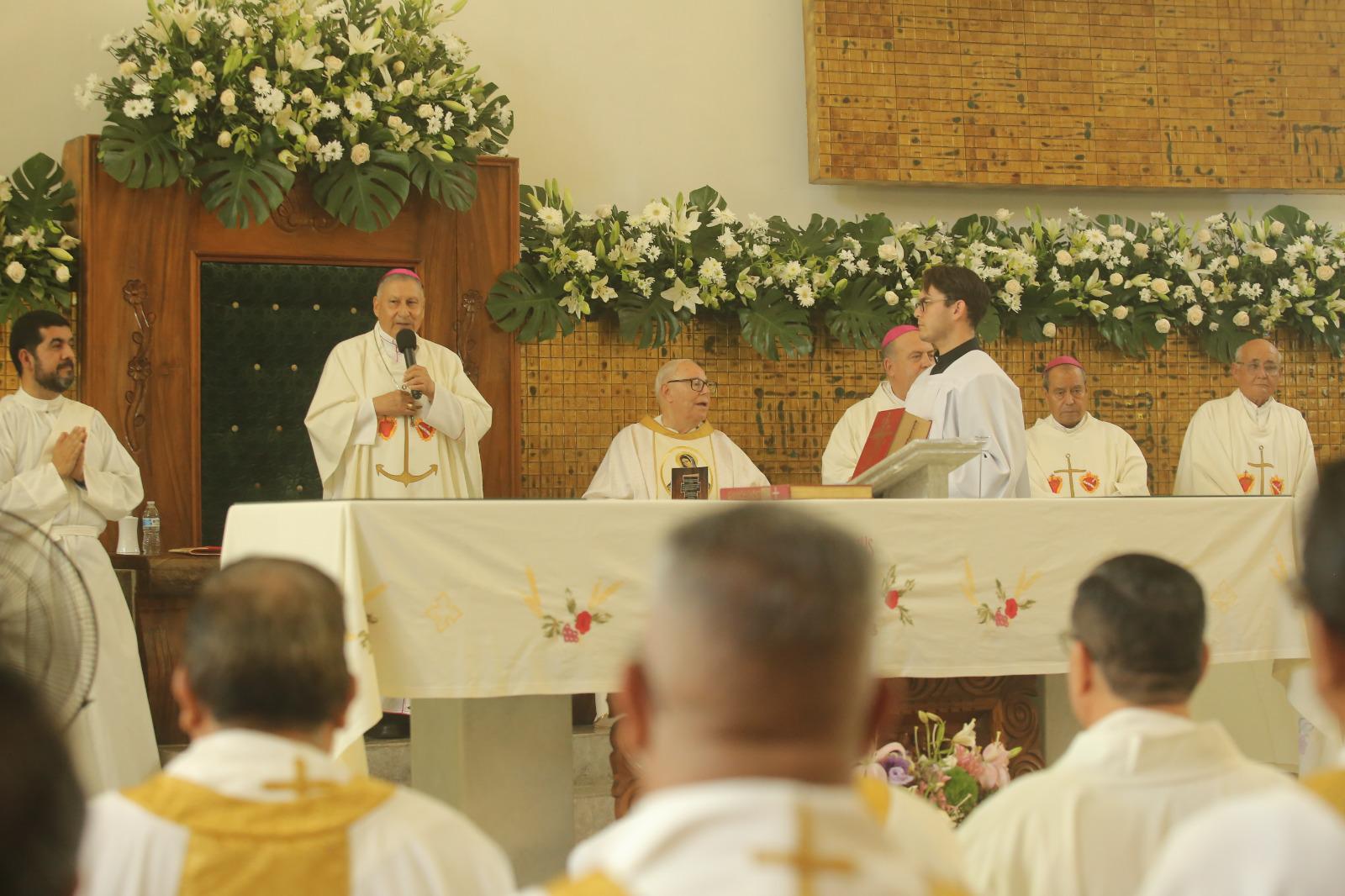 $!Celebra el Padre Horacio Hernández 50 años de sacerdocio