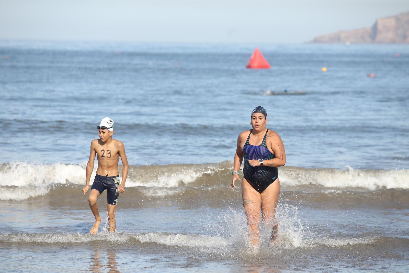 $!Zazueta y Luna superan al Pacífico y se llevan la Cuarta Travesía Puntuable de Natación