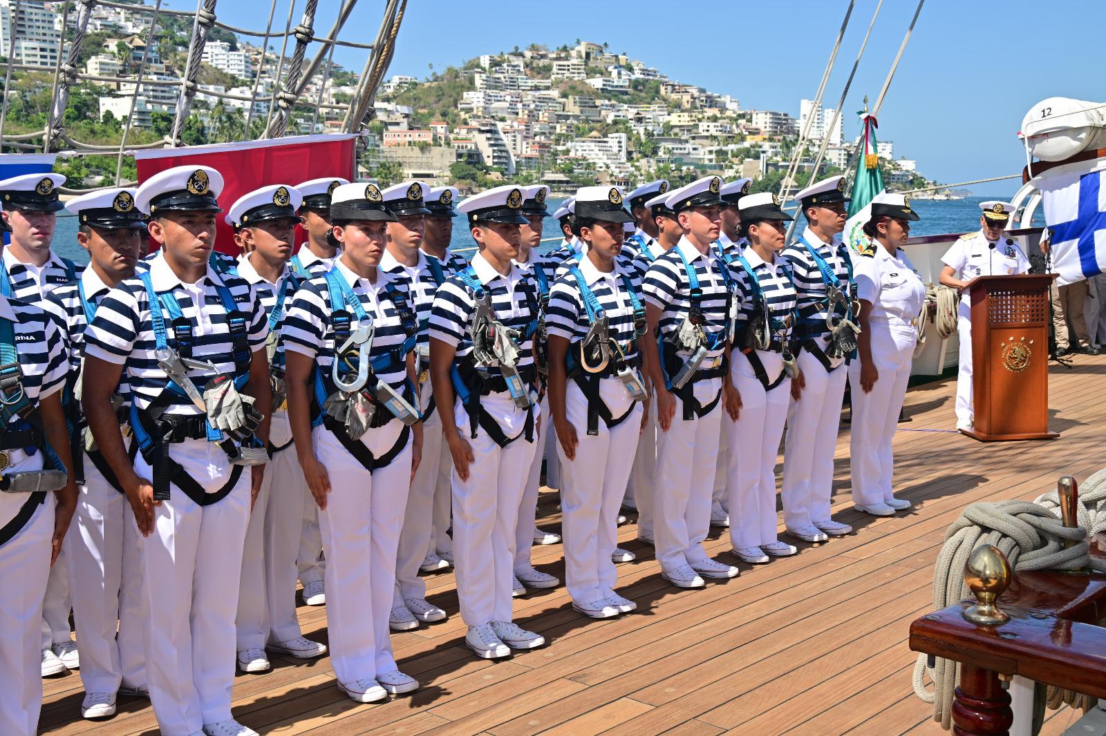 $!Zarpa el buque escuela ‘Cuauhtémoc’ para iniciar un crucero de instrucción en Guerrero