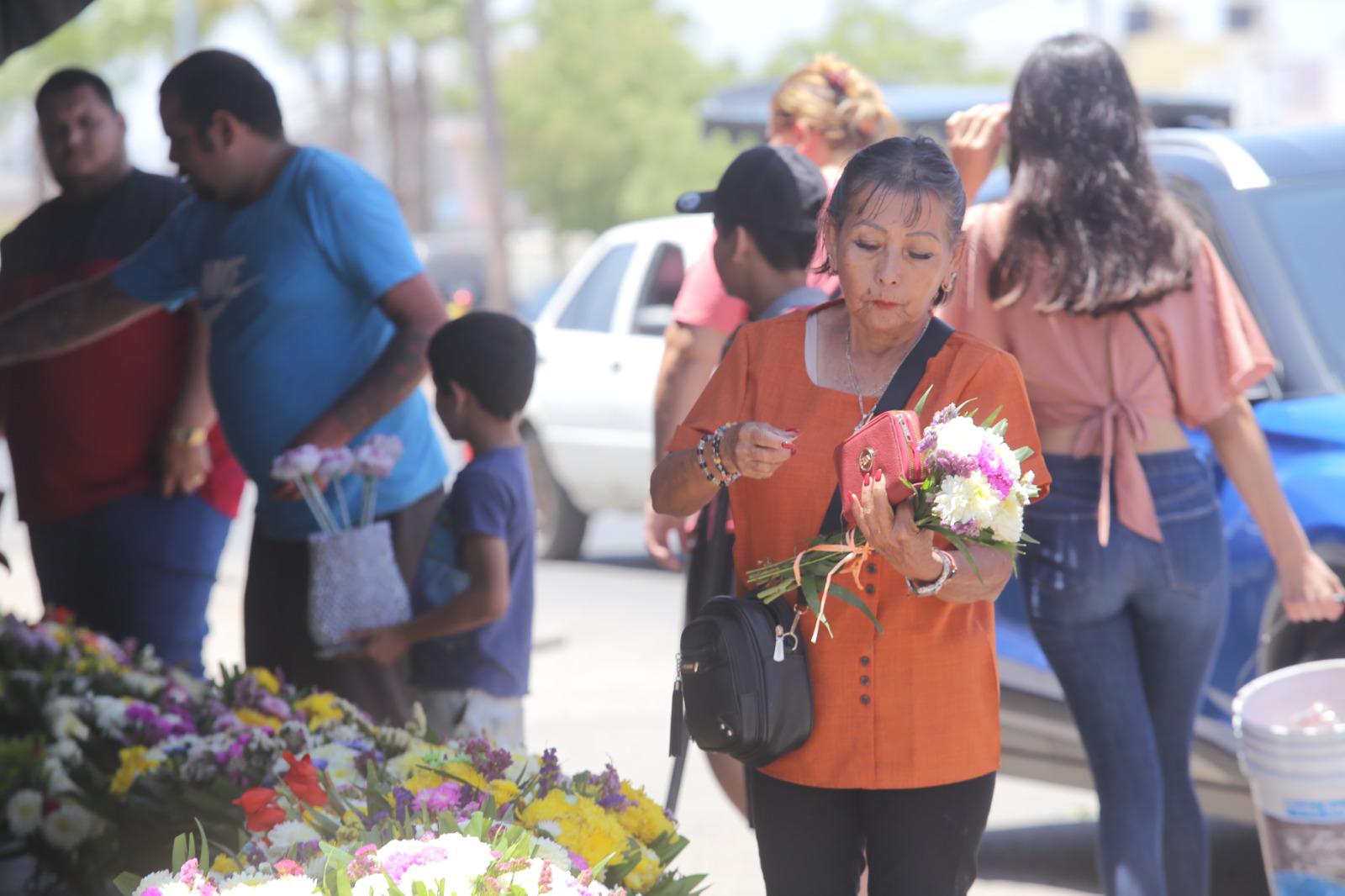 $!Mazatlecos se dan cita en panteones de la ciudad para festejar a las mamás del cielo