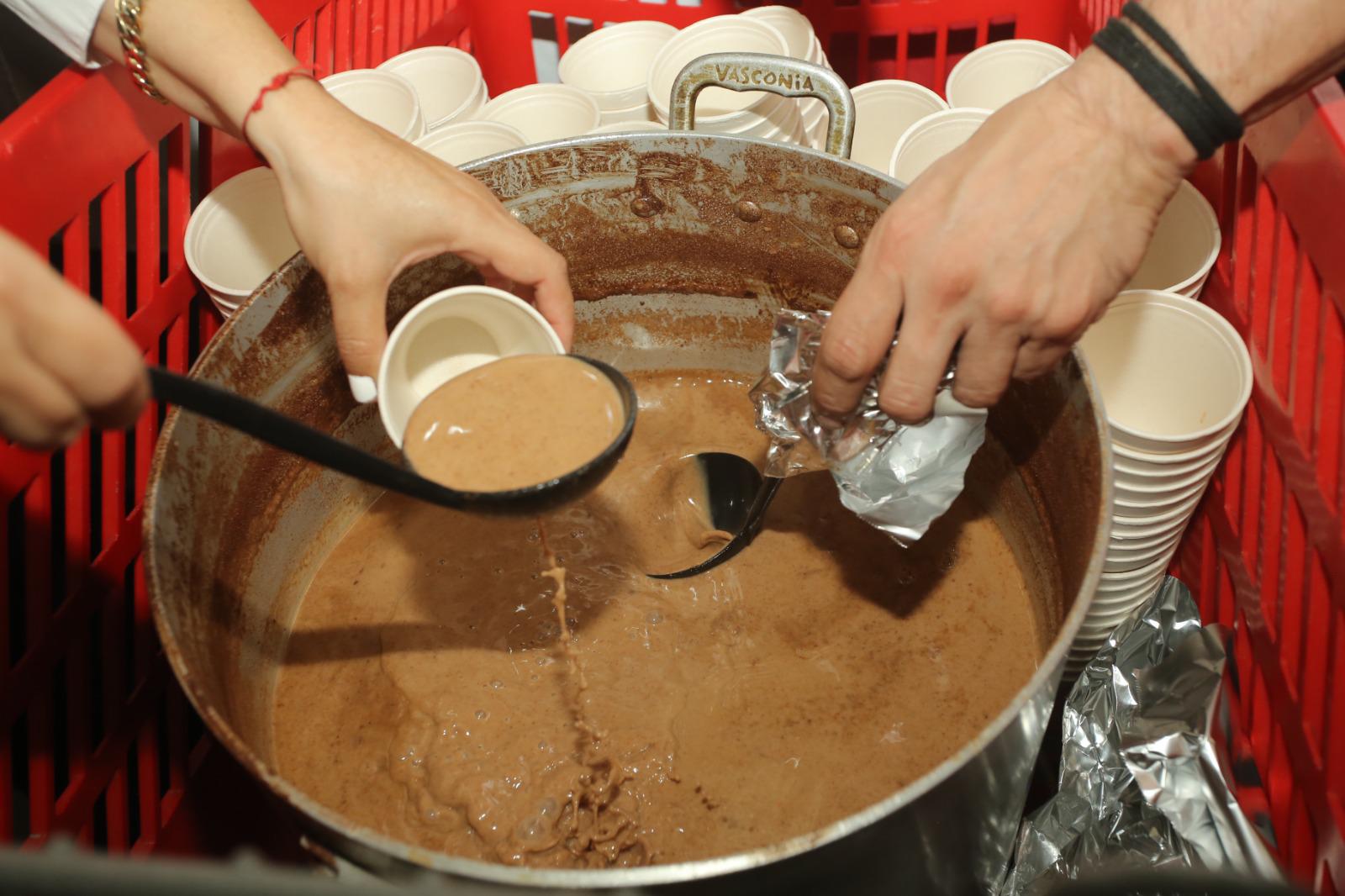 $!Casa Ley del Mar endulzó a sus clientes con mega rosca y chocolate, en el Día de Reyes