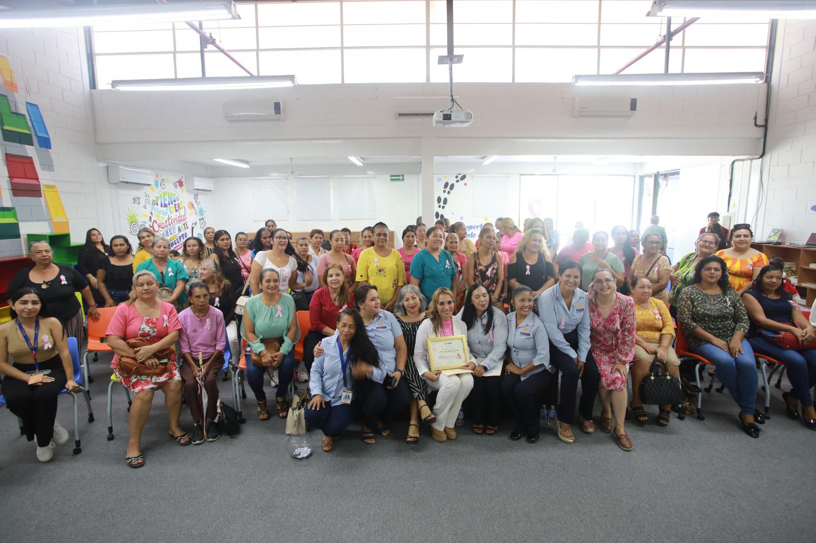 $!Las asistentes se toman la fotografía del recuerdo.