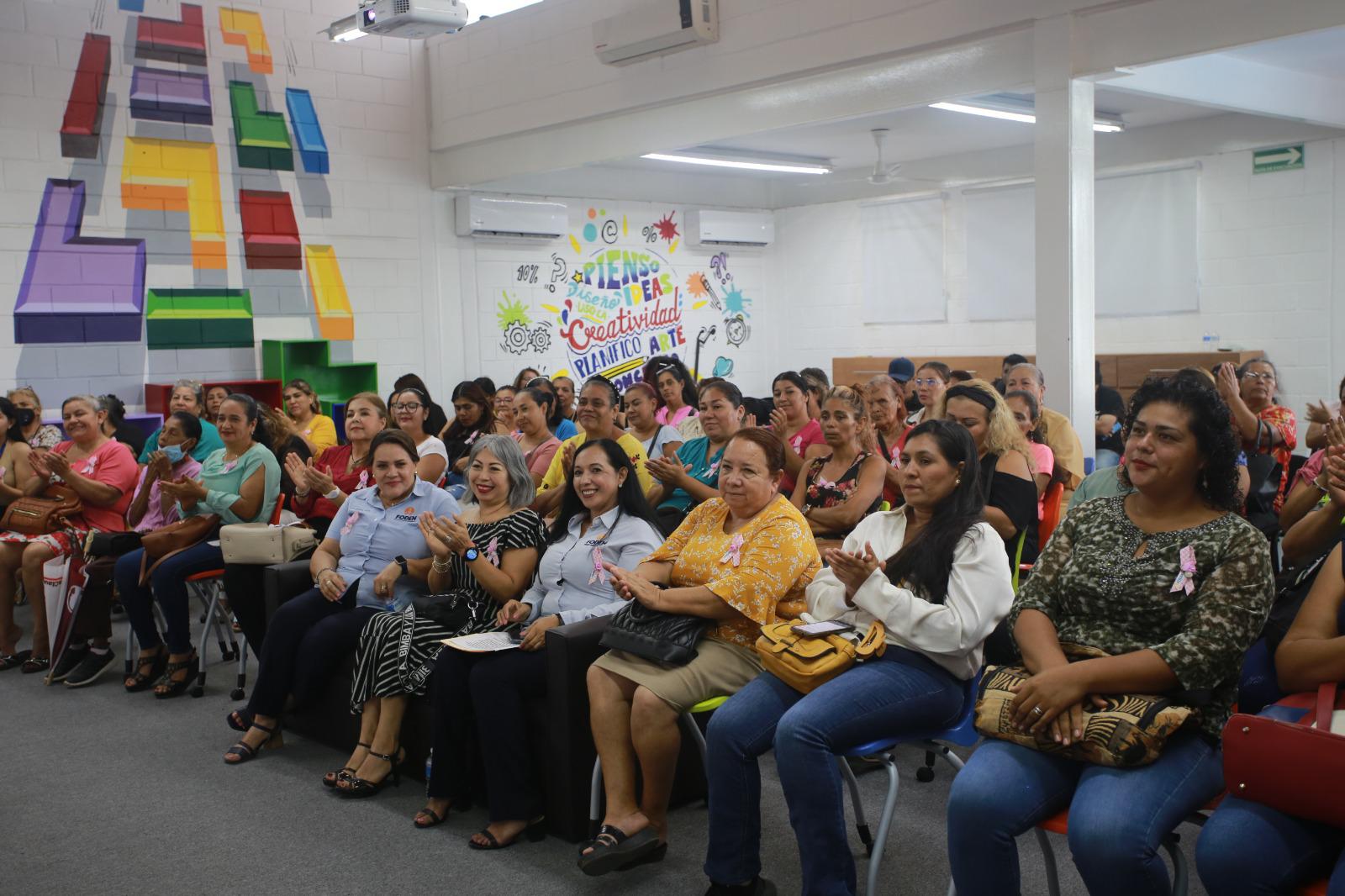 $!Un gran número de damas se reúnen para escuchar la charla.