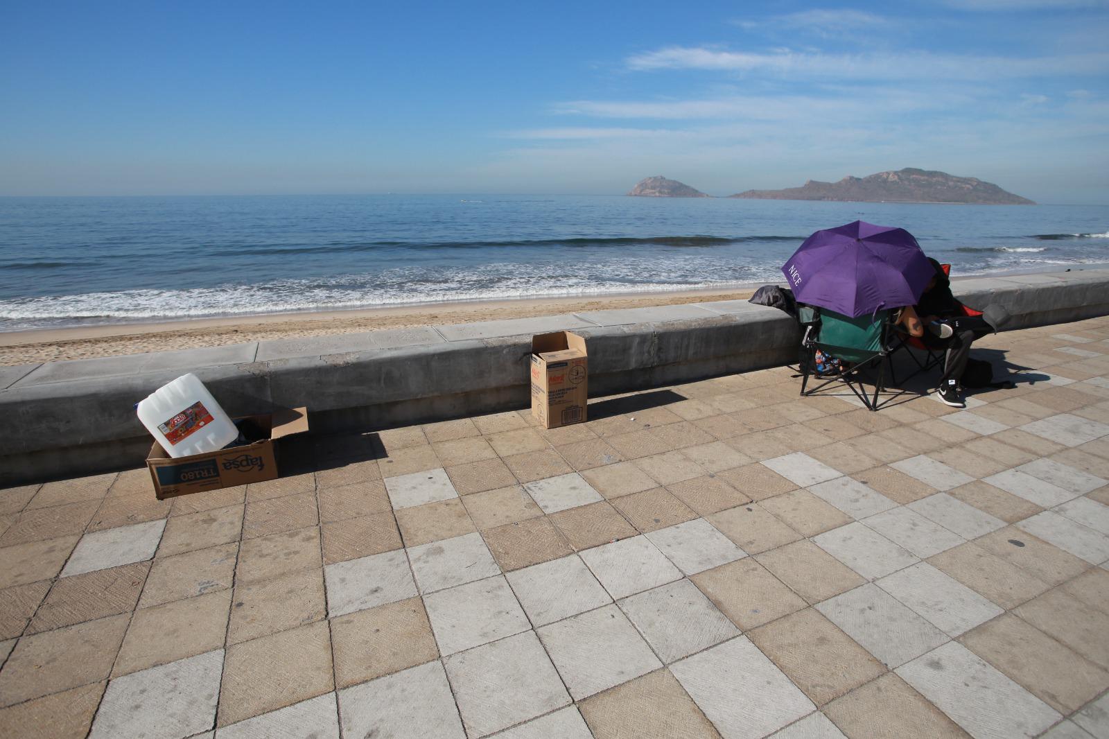 $!Llegan más al malecón a apartar lugar para desfile del Carnaval