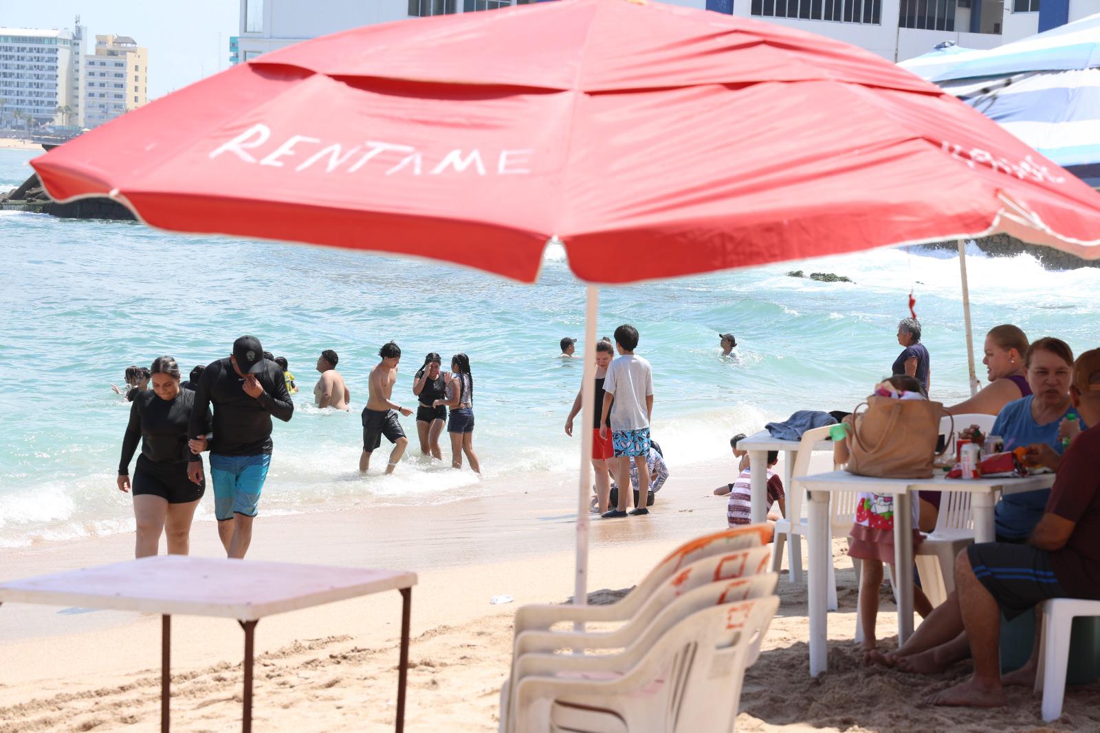 $!Se encuentra Playa Pinitos, en Mazatlán, entre saturación de comercio y basura