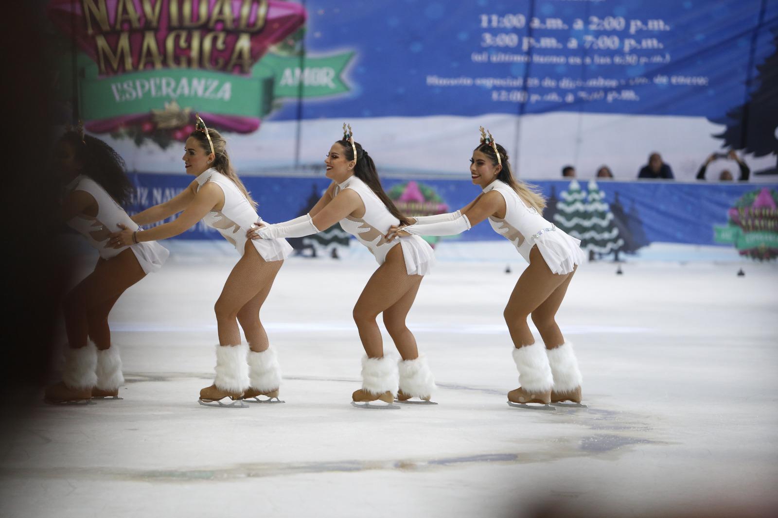 $!Encienden árbol navideño y arranca pista de hielo en Palacio de Gobierno, en Culiacán