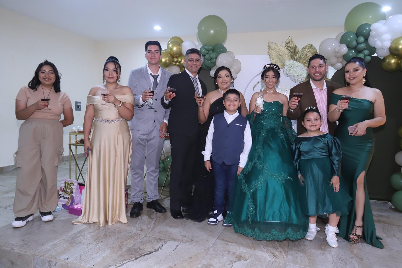 $!La quinceañera celebró el brindis junto a su familia, padrinos y damas de compañía.