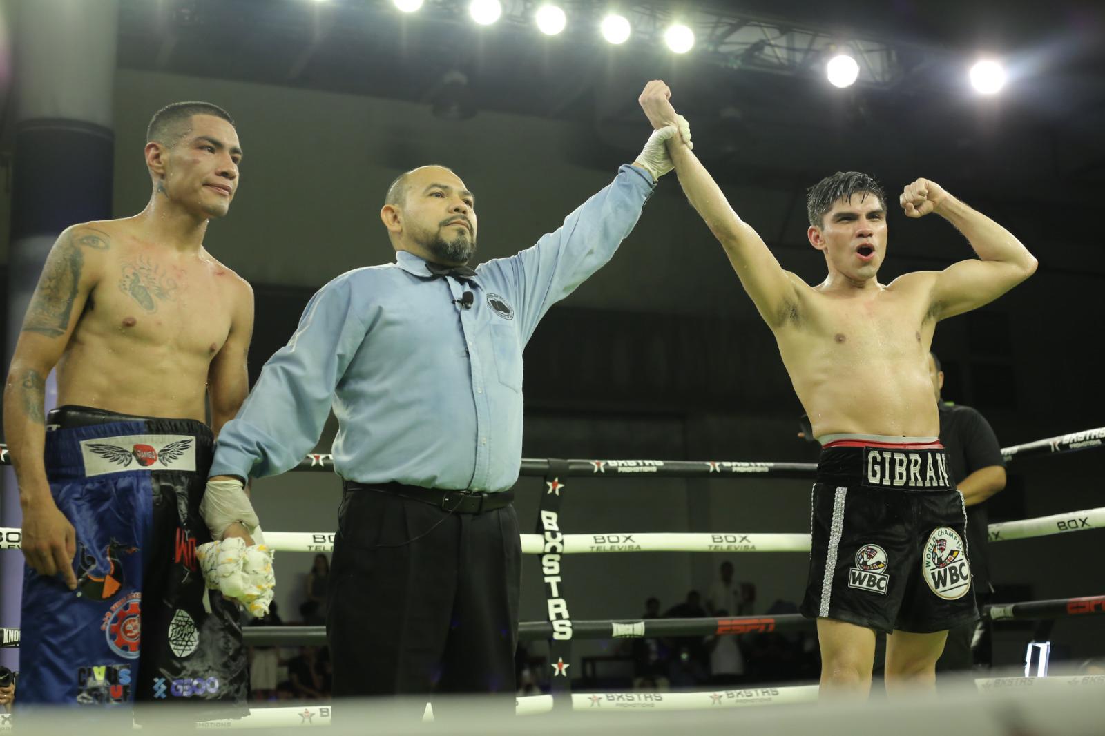 $!Pedro Guevara sale con el brazo en alto ante ‘Pamba’ Valdés en Mazatlán