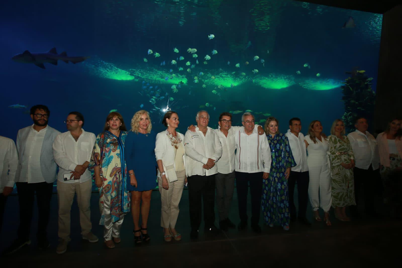 $!Los anfitriones e invitados especiales durante el recorrido.