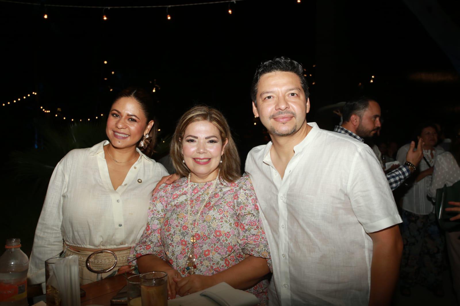 $!Dunia Ocegueda, Elizabeth Peraza y Adrián López Ortiz.