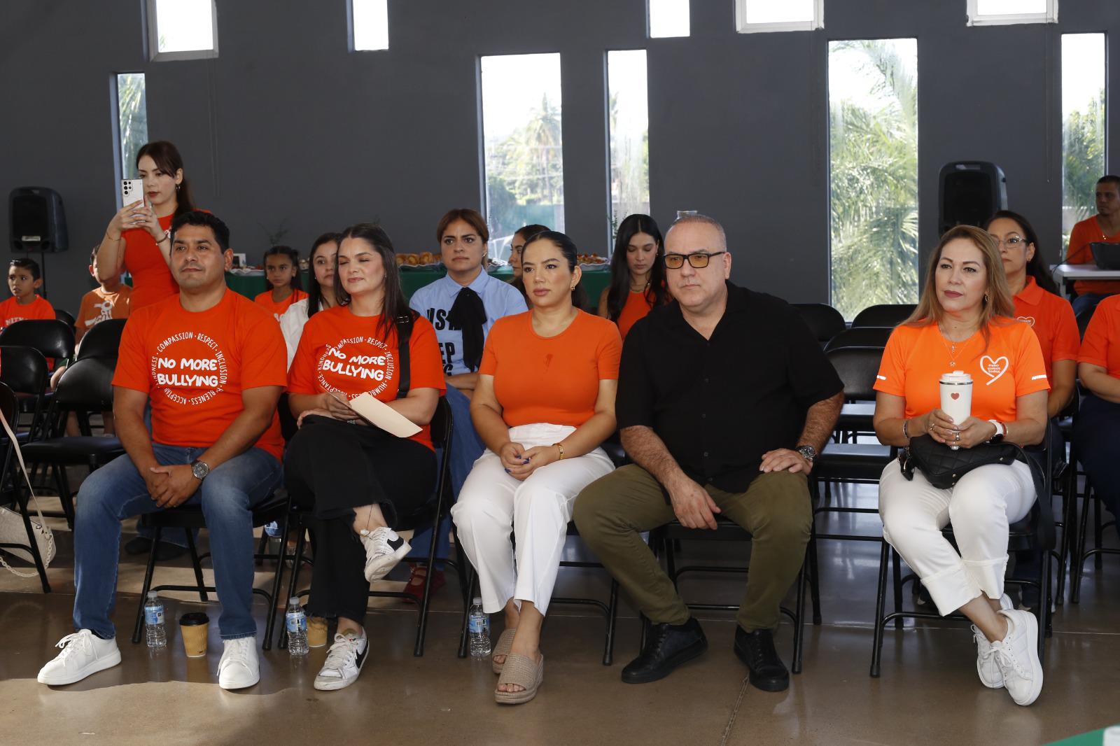 $!Miembros de la sociedad de padres de familia saliente.