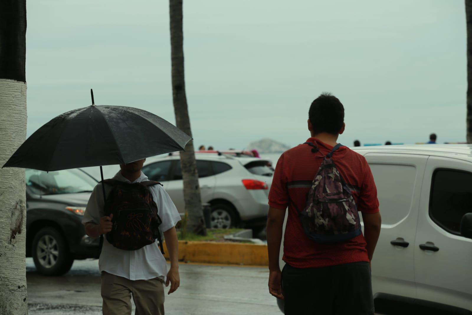 $!Registra Mazatlán una mañana lluviosa este martes