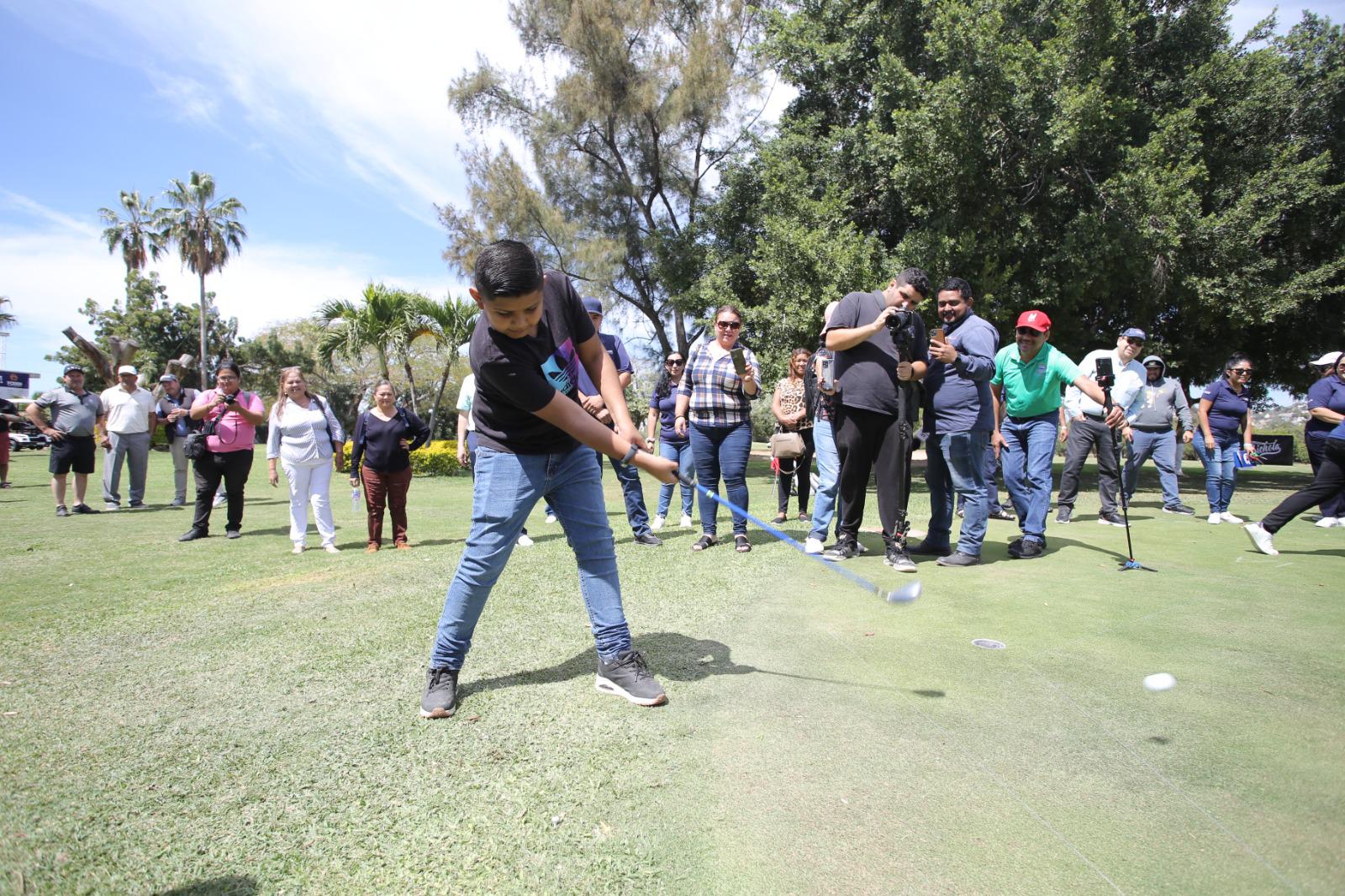 $!El pequeño Kevin, en representación de uno de los comedores comunitarios, se encargó de realizar el primer saque de golf.