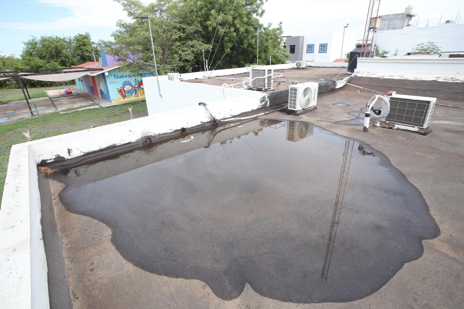 $!Impermeabilizaron pero ahora en Clínica del IMSS Bienestar en Mazatlán les entra más agua