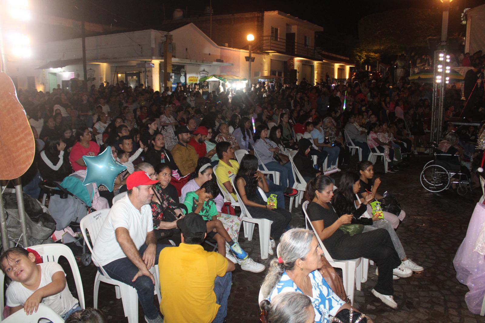 $!Lluvias no frenan desfile de luces y gala navideña en Rosario