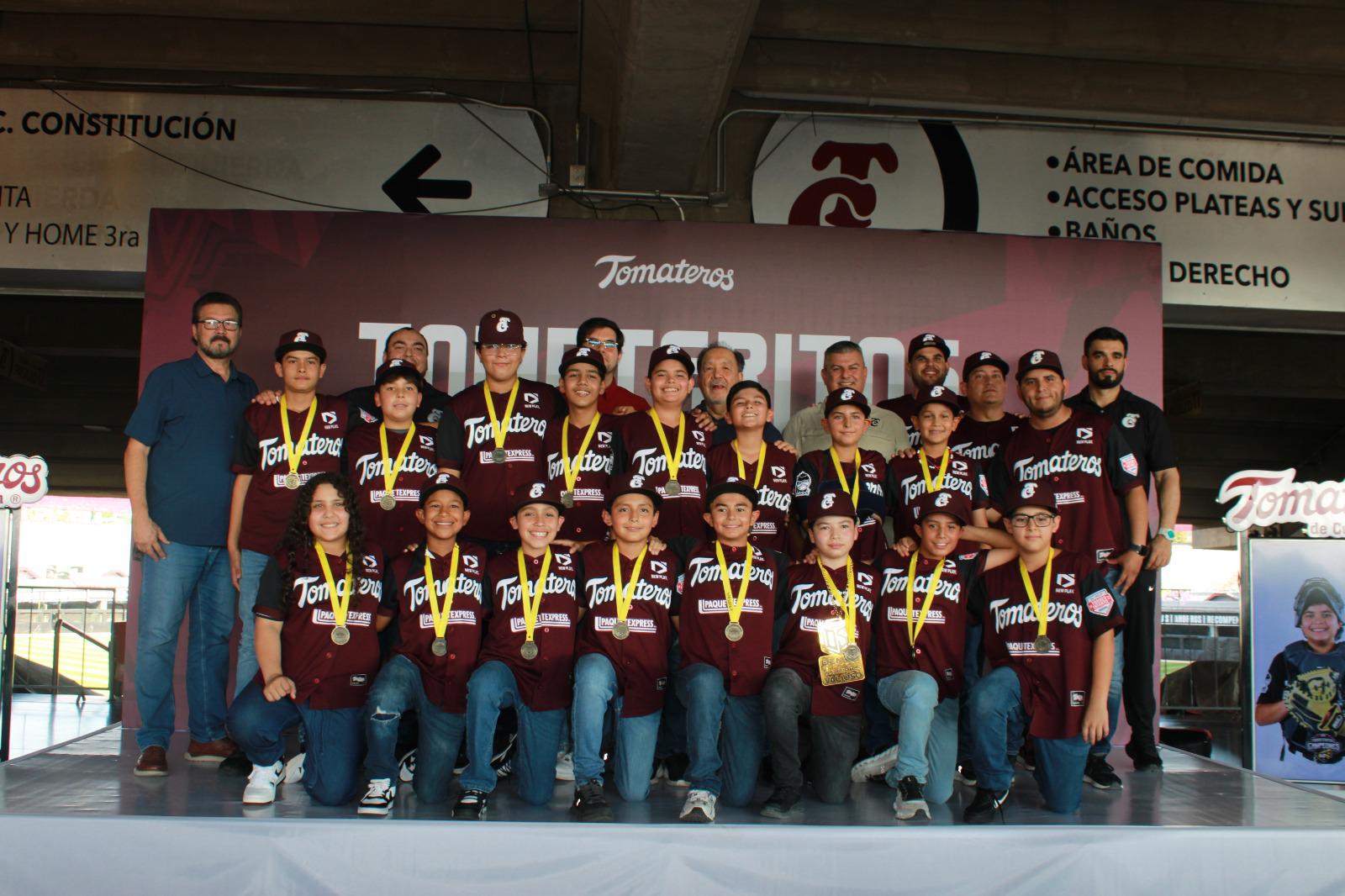 $!Tomateros de Culiacán reconoce a niños que llevaron los colores guindas a Ciudad Obregón
