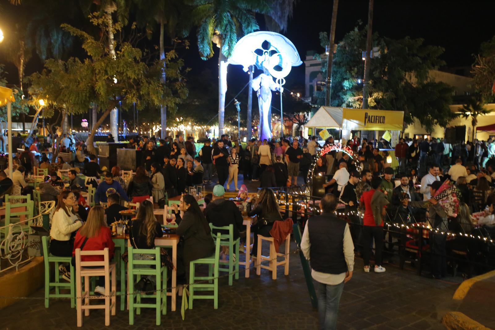 $!Acuden miles de personas del Carnaval a Olas Altas y la Plazuela Machado