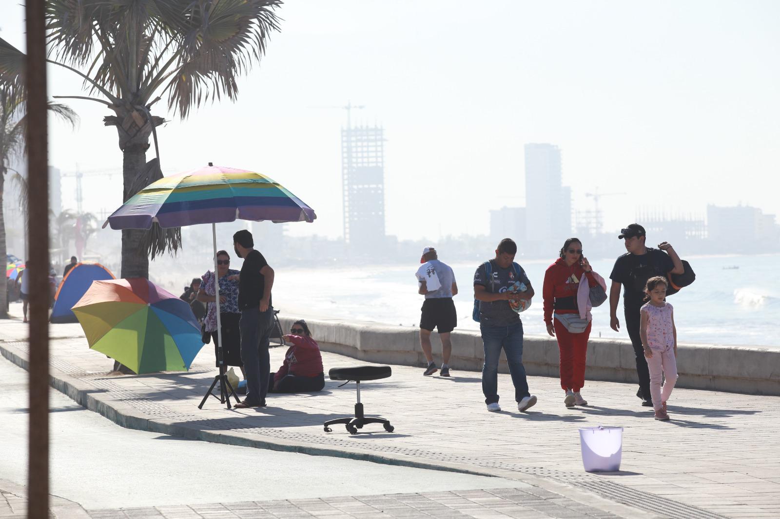 $!Llegan más al malecón a apartar lugar para desfile del Carnaval