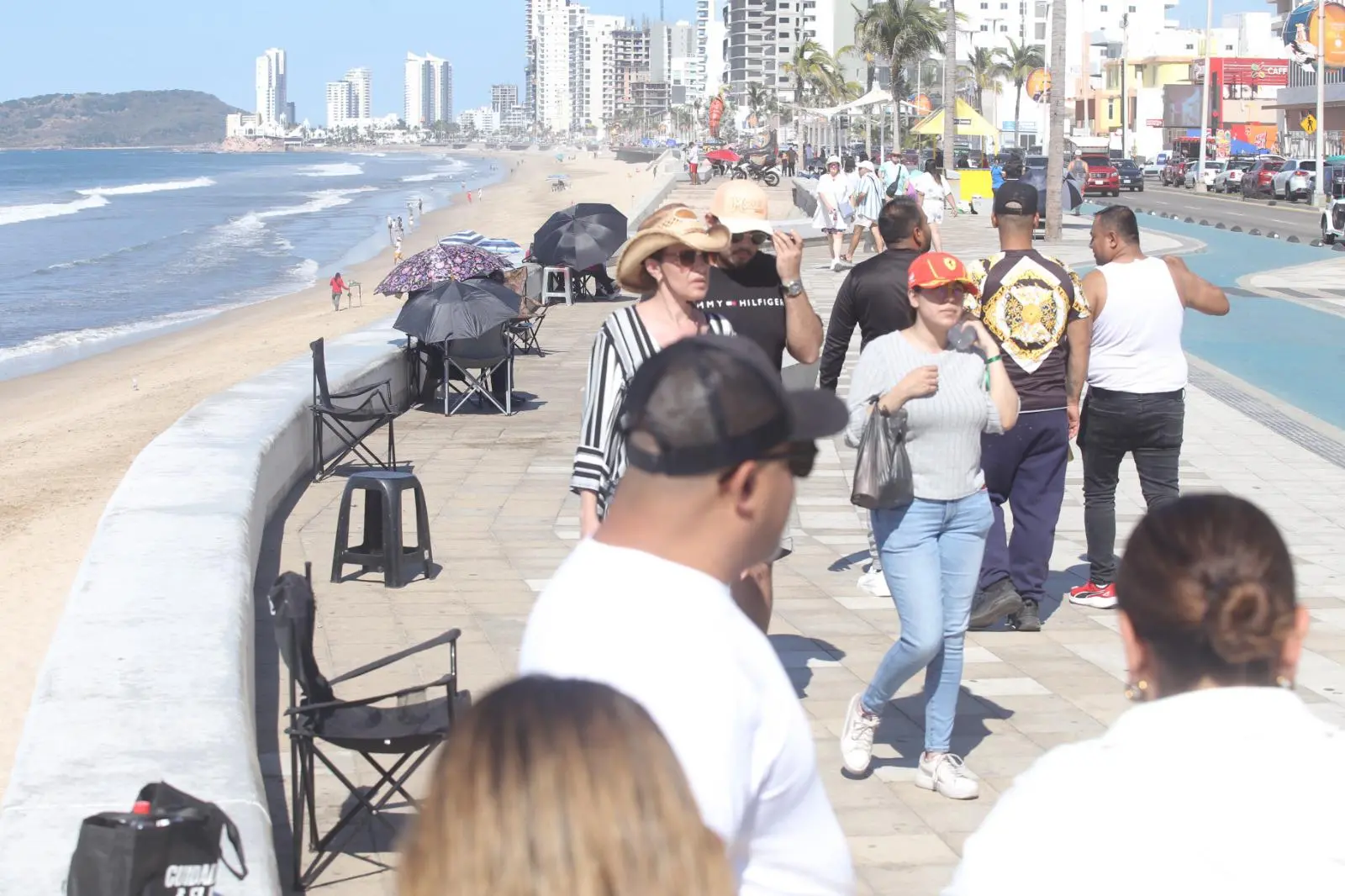 $!Aumentan personas que apartan su lugar en el malecón para el primer desfile del Carnaval
