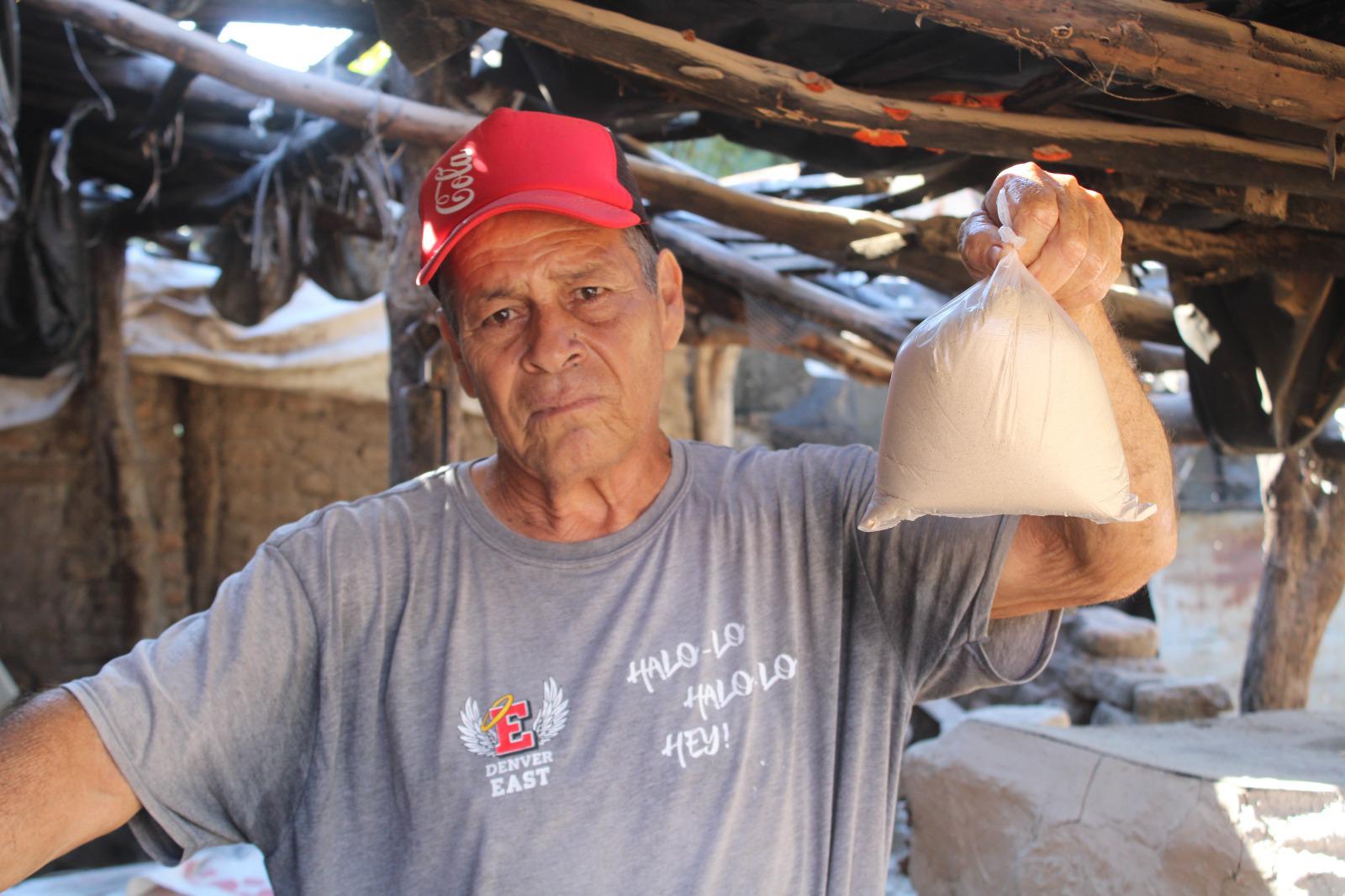 $!Manuel mantiene viva la elaboración artesanal de pinole en Cacalotán, Rosario