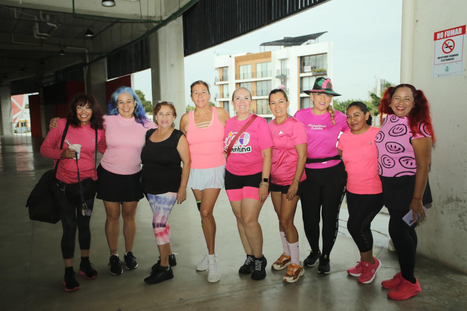 $!Las instructoras que impartieron en la máster class de zumba se tomaron la fotografía del recuerdo.