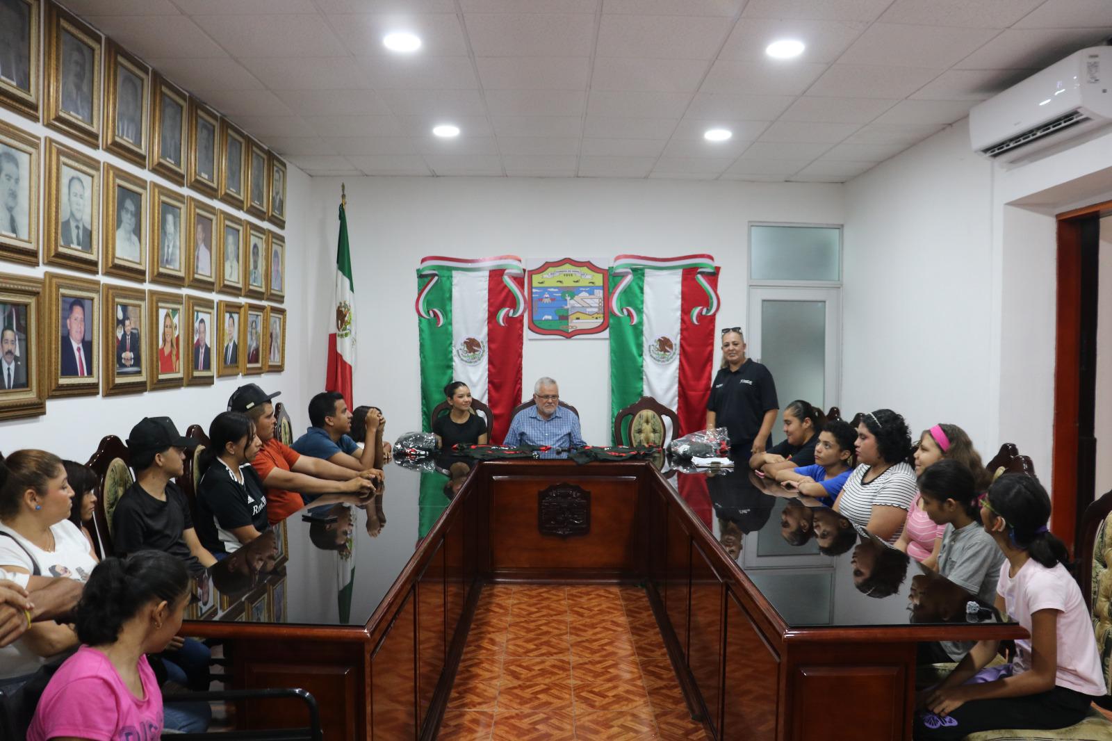 $!Jóvenes escuinapenses reciben uniformes para competir en la Paralimpiada Estatal