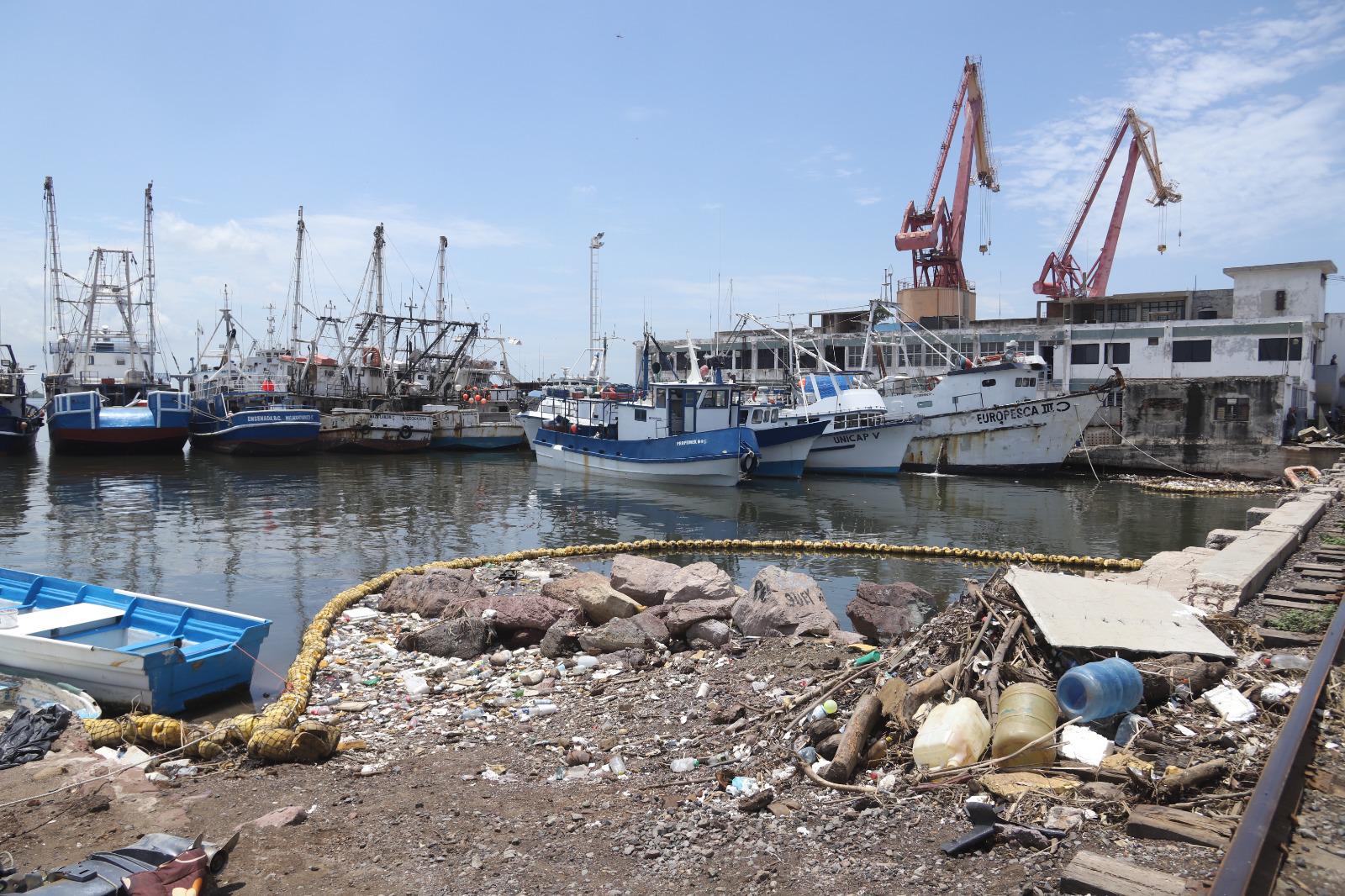 $!Impide biobarda que 12 toneladas de basura lleguen al mar en el puente Juárez