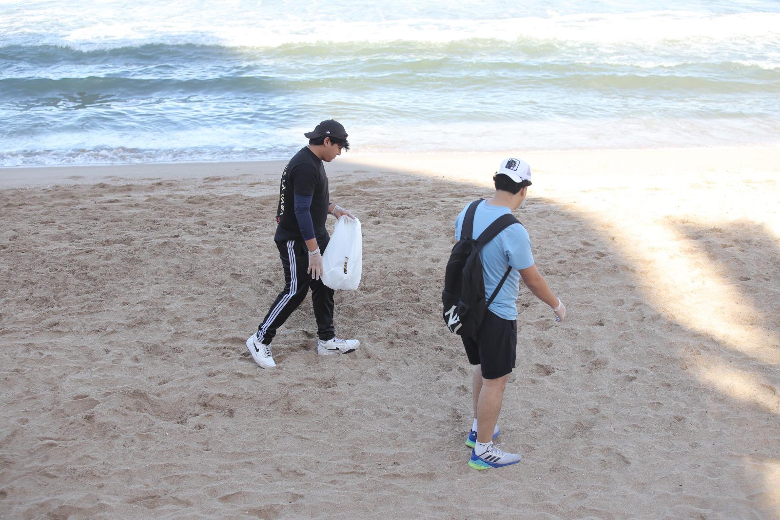 $!Se reúnen decenas a limpiar playa Olas Altas en Mazatlán por el Día de la Tierra