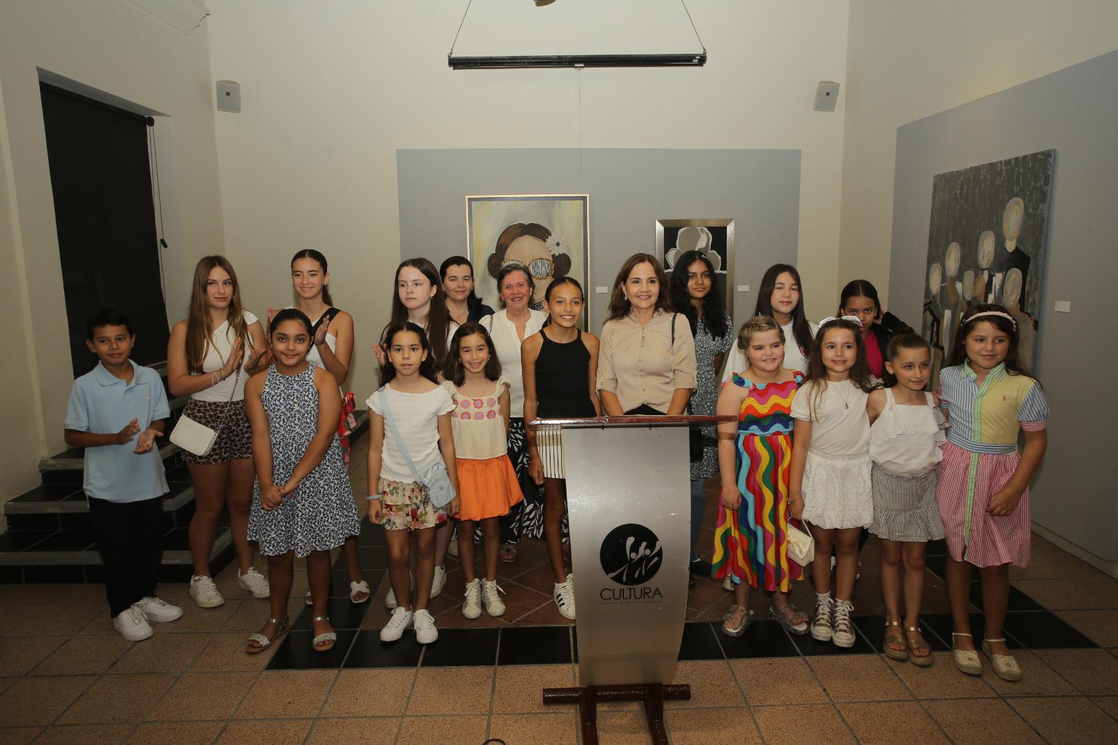 $!La tallerista Patricia Inclán de Lorenzo de la Escuela Garzart junto a sus alumnos.